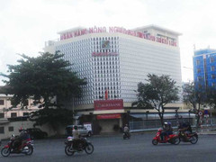 Bắt Trưởng phòng tín dụng ngân hàng và Phó giám đốc doanh nghiệp