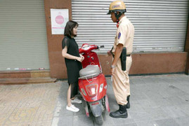 Người điều khiển xe máy điện ngỡ ngàng khi bị công an xử phạt