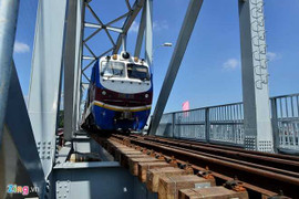 Ảnh: Tàu hoả lăn bánh trên cầu Ghềnh trước ngày khánh thành