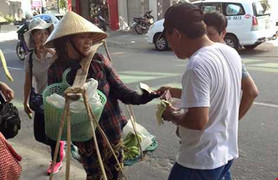 Khách Trung Quốc giật nón, ném rác vào giỏ người bán hàng rong