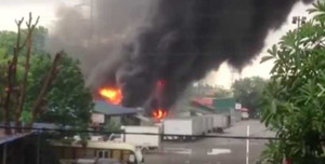 Cháy lớn gần cây xăng ở Hà Nội, khói đen kín trời