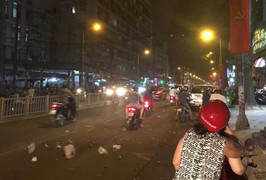 Cuồng phong 'tấn công' TP.HCM, quật ngã người đi đường