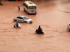 Quảng Ninh mênh mông trong biển nước, dân dùng phao bơi qua quốc lộ