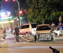 Ô tô của Phó ban dân tộc tỉnh Đồng Nai tông hàng loạt xe dừng đèn đỏ