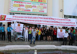 Hàng trăm nhân viên Big C Đà Nẵng xuống đường kêu cứu