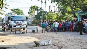 Hàng trăm người kéo ra đường chặn 'hung thần' xe tải
