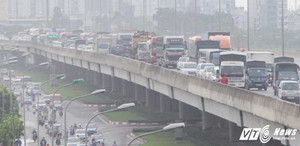 Tai nạn liên hoàn, đường trên cao Hà Nội tê liệt