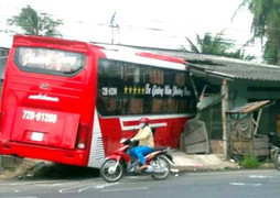 Xe khách mất lái, đâm sập nhà dân