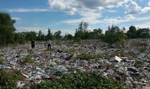 Hàng chục chuyến xe tải đổ trộm chất thải của Formosa tại Thiên Cầm