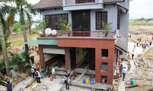 Ảnh: 'Thần đèn' di dời ngôi biệt thự nặng 800 tấn ở Nghệ An