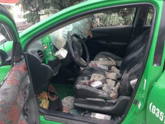 Chở côn đồ vào làng đánh người, taxi bị đập nát