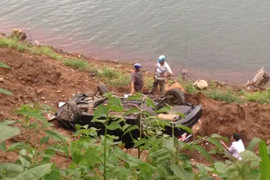 Nữ tài xế hoảng loạn sau khi điều khiển ô tô rơi tự do xuống hồ nước