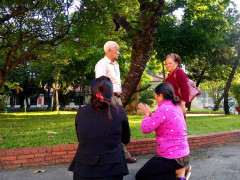 Xử phúc thẩm thảm sát ở Bình Phước: Mẹ bị cáo Tiến quỳ trước sân toà xin lỗi gia đình nạn nhân