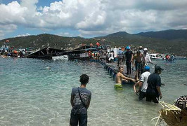 Sập nhà hàng nổi ở Ninh Thuận: 300 người đã rơi xuống biển