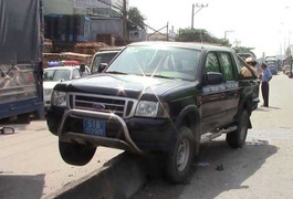 Xe thanh tra giao thông bị húc văng lên dải phân cách