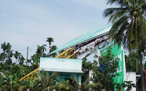 Biển quảng cáo hàng chục tấn đè nhà dân, mẹ ôm con tháo chạy