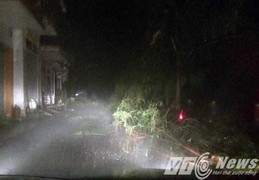 Bão số 1 ầm ầm đổ bộ vào Thái Bình