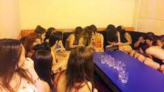 Tiếp viên karaoke lưng trần ngồi trên đùi khách nam uống bia, đùa giỡn