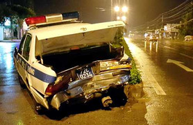 Xe CSGT biến dạng sau khi bị hất tung lên dải phân cách