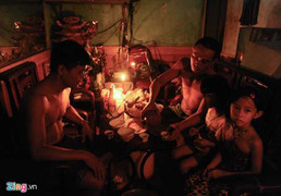 Ảnh: Mất điện sau bão số 1, thành phố Nam Định chìm trong đêm tối