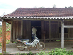 Côn đồ đạp cửa, xông vào truy sát cán bộ lâm trường trong đêm