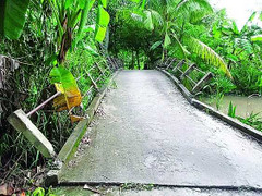 Chính quyền đập lan can cầu để ôtô của cán bộ ra vào dễ dàng