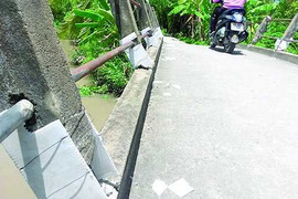 Đập lan can cầu để ô tô cán bộ ra vào: Chính quyền nói gì?