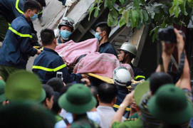 Nhà sập vùi lấp nhiều người ở Hà Nội: 2 nạn nhân đã tử nạn