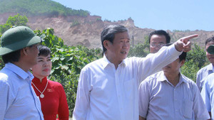 Nghe cử tri phản ánh, ông Đinh Thế Huynh đến thẳng hiện trường ô nhiễm