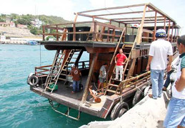 Va chạm liên hoàn trên biển, một tàu du lịch bị chìm