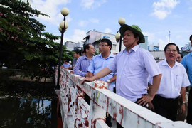 Bí thư Thăng thị sát 'xóm nước đen' ở TP.HCM