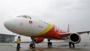 Kiểm soát viên không lưu ngủ quên, hai máy bay Vietjet không thể cất, hạ cánh