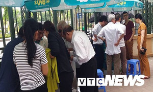 Cuối tuần, chủ thuê bao ùn ùn đi đăng ký thông tin