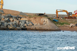 Nạo vét cửa biển Đà Diễn: Thông luồng hay tận thu cát?