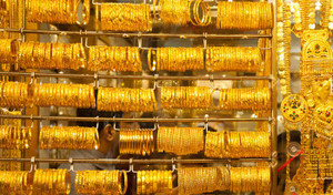 Giá vàng hôm nay 25/11: Vàng giữ giá, USD bớt nóng