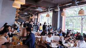 Quán cà phê, trà sữa đua nhau 'hét giá' vẫn đông nghẹt ngày Tết