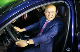 Hyundai Thành Công tặng xe Santa Fe cho ông Park Hang Seo