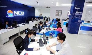 Cổ phiếu ngân hàng lao dốc, sếp lớn và người thân vung tiền tỷ gom mua