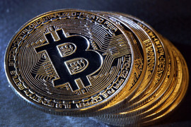 Bitcoin tiếp tục trượt dốc