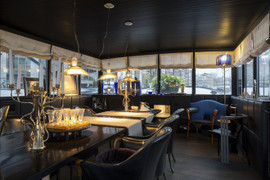 Bên trong 'cung điện nổi' xa xỉ trên sông ở Amsterdam