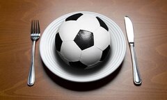 Cầu thủ bóng đá cần chế độ dinh dưỡng thế nào?