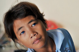 Cô bé Khmer mắt xanh bị câm điếc, quyết học chữ đổi đời