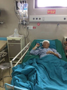 Cụ ông 91 tuổi nói chuyện khi các bác sĩ phẫu thuật não