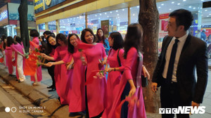 Ảnh: Máy bay của Tổng thống Trump vẫn chưa hạ cánh, dân Thủ đô mặc áo dài ra đường chờ đón