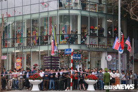 Ảnh: Người dân Hà Nội hướng về khách sạn Metropole, chờ đợi kết quả tốt đẹp nhất