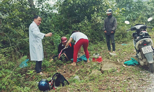 Bác sĩ phóng xe máy đến bìa rừng cứu sản phụ sinh con dọc đường