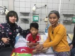 Bé trai 11 tuổi bị hoại tử ngón tay do rắn hổ mang cắn