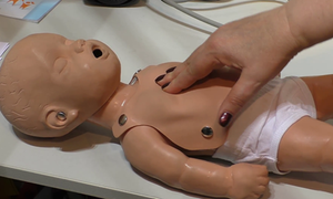 Bác sĩ Trung Quốc xoa bóp 3.600 lần, hồi sinh bé trai tim ngừng đập