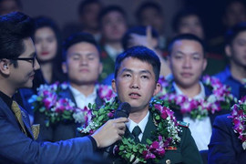 Hành trình gieo chữ cho người dân bản cao của thầy giáo 'quân hàm xanh'