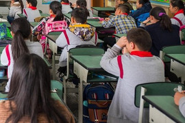 Cô giáo bắt học sinh lớp 2 tự tát đến sưng mặt